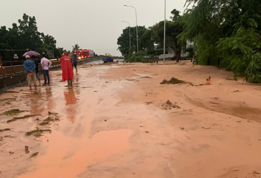 Lop cat phu day tren mat duong. Anh: Pham Duy
