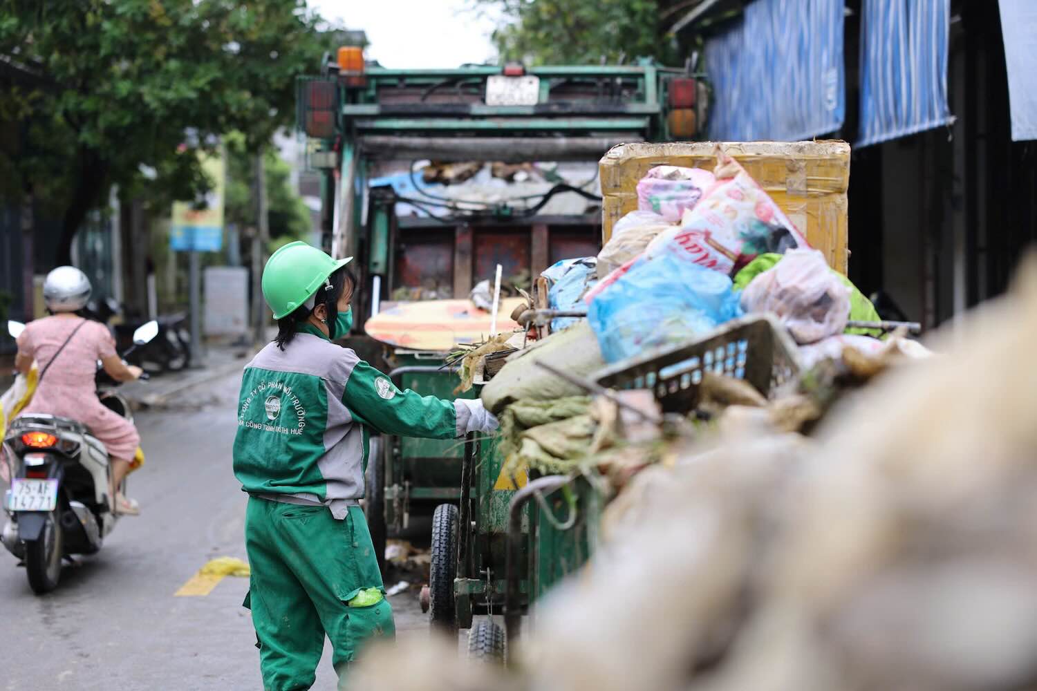Truoc do, tu chieu 27.10, khi mua lu dien bien phuc tap, HEPCO chu dong trien khai phuong an ung pho, dam bao an toan cho nguoi lao dong va phuong tien. Toan bo xe, thiet bi duoc di chuyen den noi tru an an toan; luc luong truc 24/24 duoc bo tri tai cac don vi de theo doi thoi tiet. Trong dem 27.10, cong tac thu gom rac tam dung de bao dam an toan.