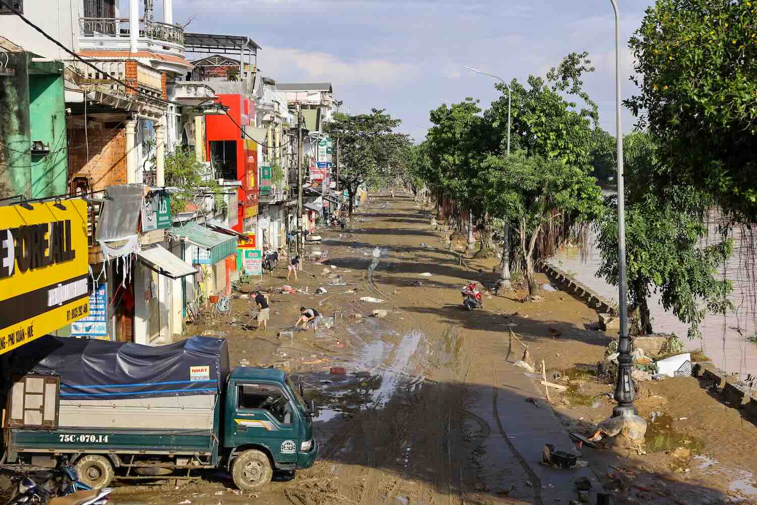Tu ngay 29.10, khi nuoc bat dau rut, cong ty huy dong toi da phuong tien, thiet bi chuyen dung tong ve sinh cac tuyen trung tam nhu Tran Hung Dao, Phan Boi Chau, Tran Thuc Nhan, Pham Hong Thai… Cong tac duoc trien khai theo phuong cham “nuoc rut den dau, don den do”, uu tien khu vuc cho, truong hoc, benh vien.