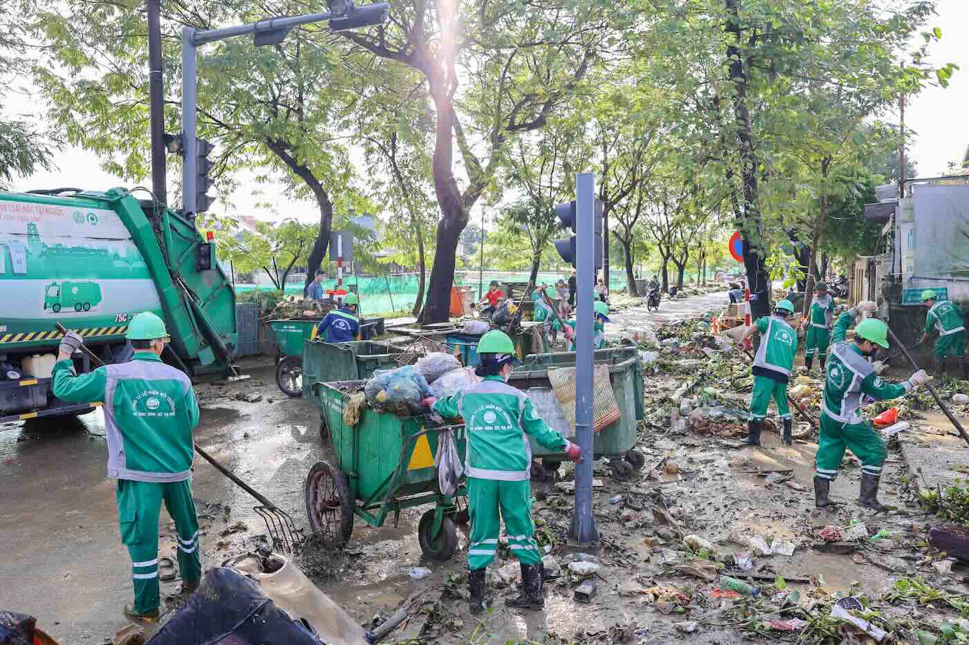Ong Tran Quoc Khanh - Tong Giam doc HEPCO cho biet, voi tinh than “chu dong - khan truong - trach nhiem”, tap the HEPCO dang no luc hoan thanh cong tac ve sinh moi truong som nhat, giup nguoi dan on dinh doi song, khoi phuc san xuat sau lu.