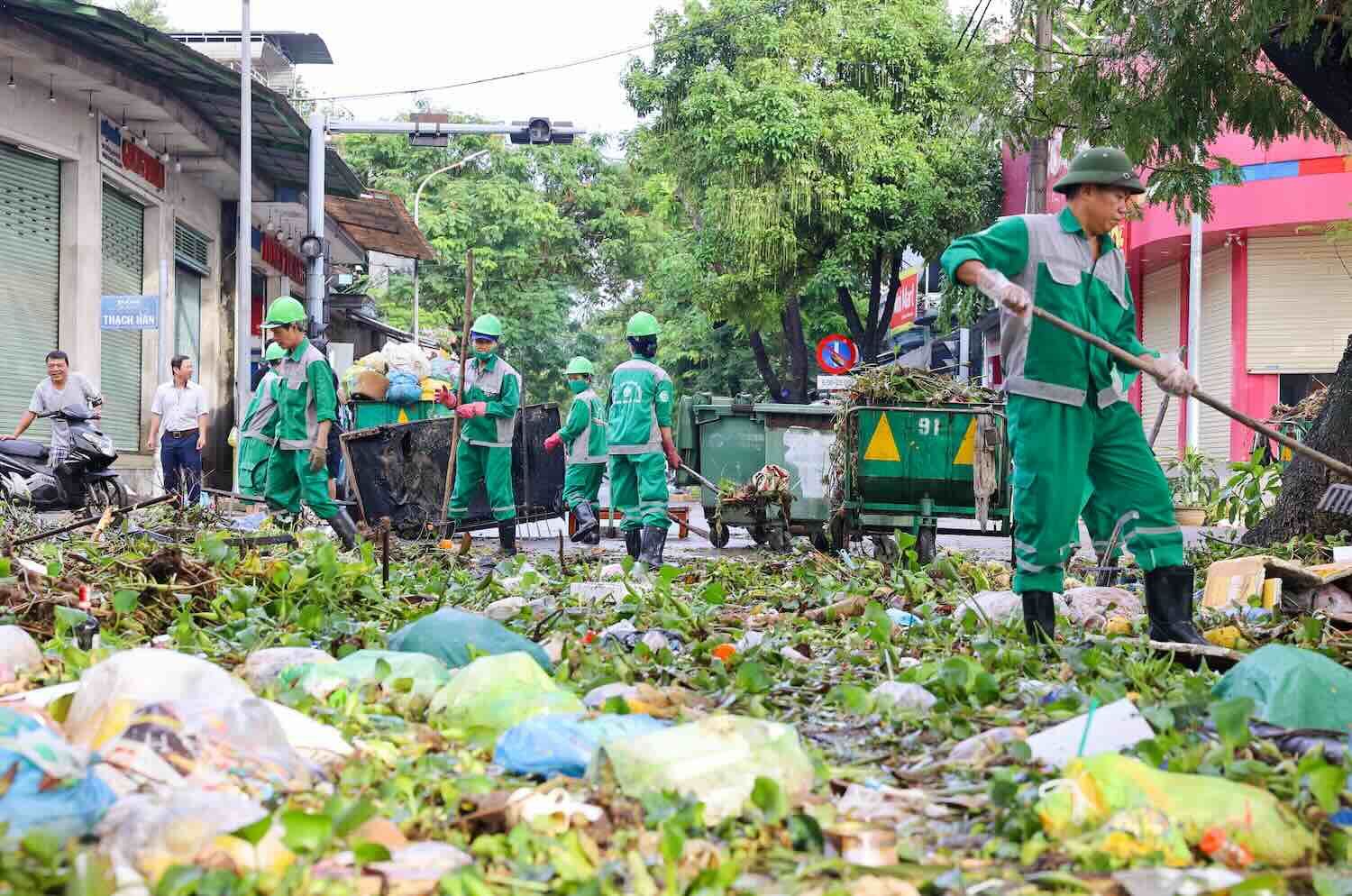 Ngay 31.10 den 1.11, hon 600 cong nhan cung hon 100 phuong tien duoc huy dong de thu gom rac, bun dat tai cac tuyen chinh. Cac doi lien tuc nao vet, xit rua, khoi thong cong ranh, don sach cac tuyen Le Duan, Le Loi, Bach Dang, Huynh Thuc Khang, Phan Dinh Phung, Nguyen Van Huyen...