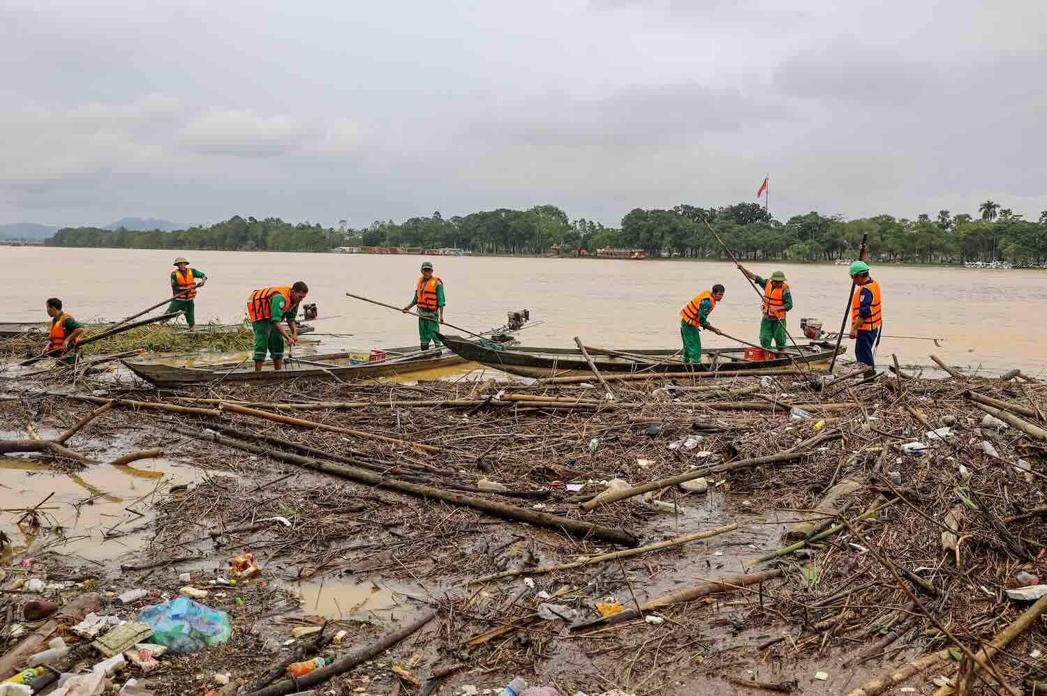 “Chung toi mong muon nguoi dan khong xa rac xuong song, muong, cong ranh; do rac dung noi quy dinh, chung tay xay dung Hue xanh - sach - sang tro lai sau mua lu“, ong Khanh bay to.