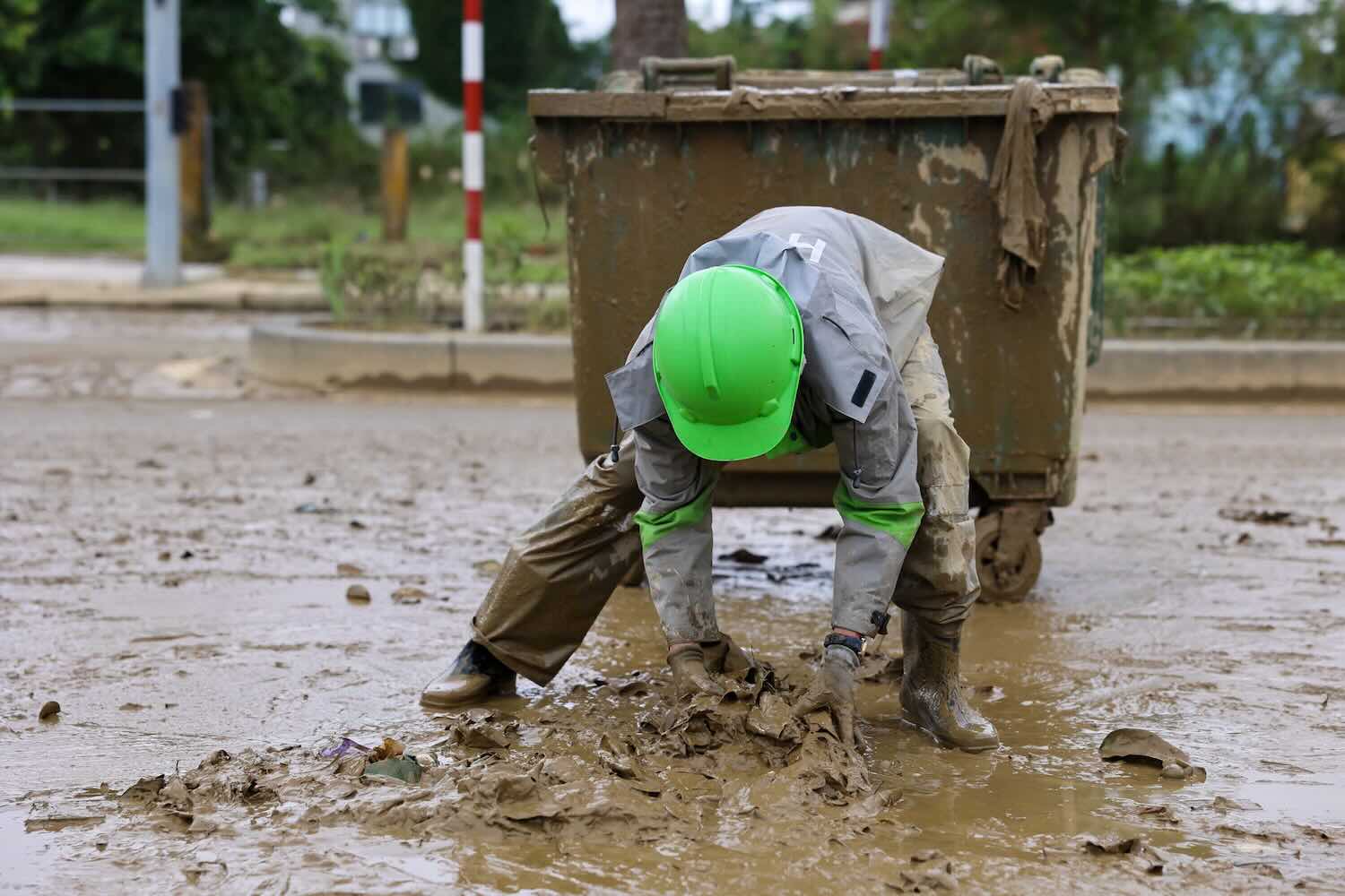 Luong bun non day khien cong nhan gap kho khan.