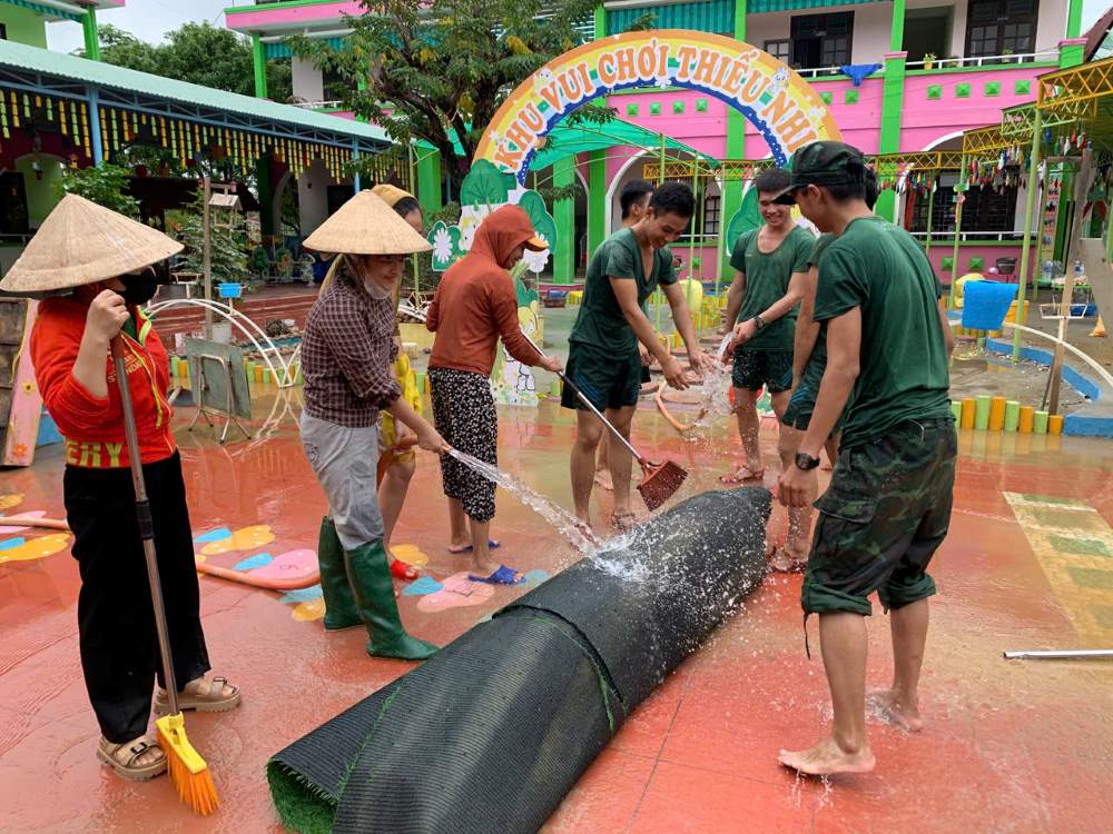 Luc luong quan doi, dan quan cung giao vien tai xa Dai Loc, TP Da Nang khac phuc thiet hai sau dot ngap sau keo dai nhieu ngay. Anh: Thanh Huyen