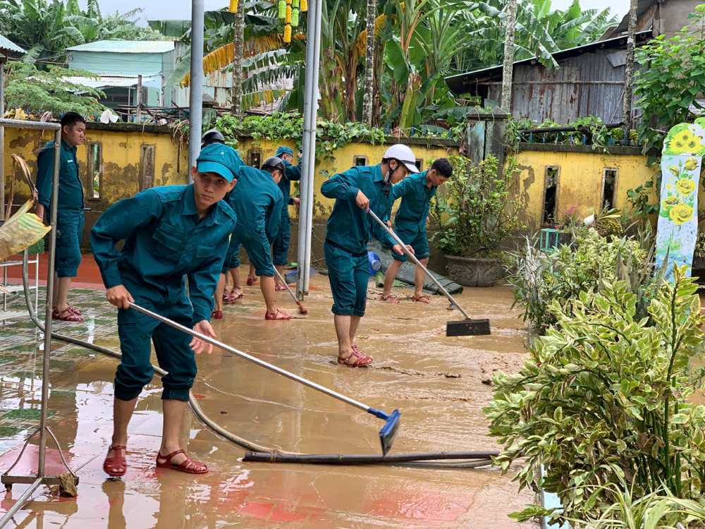 Luc luong dia phuong ho tro giao vien khac phuc hau qua sau lu. Anh: Thanh Huyen