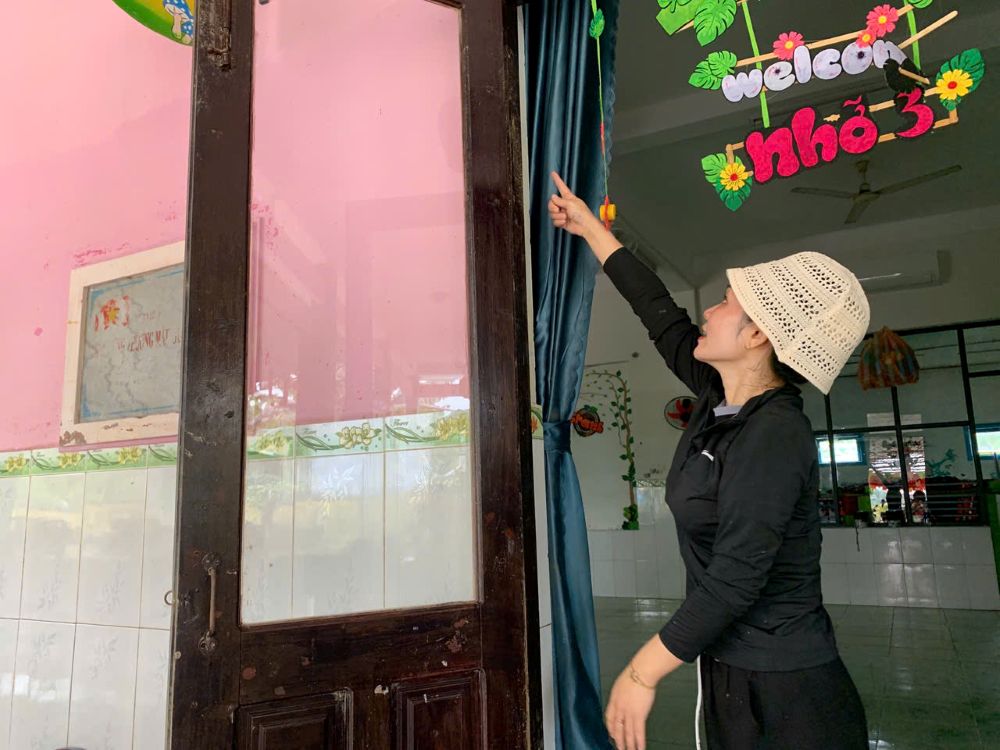 Muc nuoc lu vua qua dang cao va ngap gan 2 met. Anh: Thanh Huyen