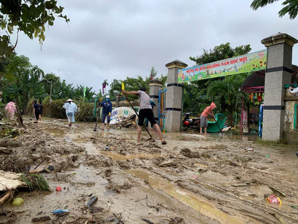 Giao vien cung luc luong dan quan tat bat don bun non, rac thai sau lu. Anh: Thanh Huyen