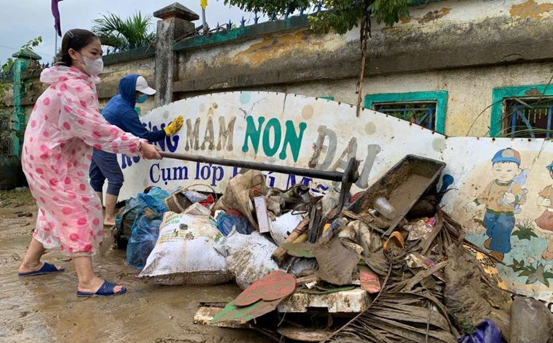 Military forces and localities support teachers in flood-prone areas of Da Nang to overcome the consequences of the flood. Photo: Thanh Huyen