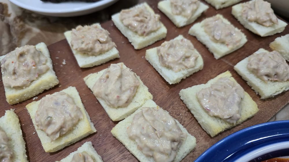 スパイシーなツナのミニサンドイッチは、週末の家族の食事の味を変えるのに役立ちます。写真: トゥアン・ダット