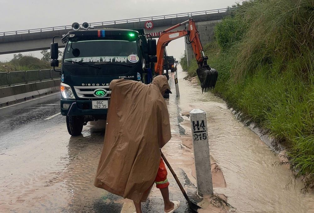 Cac phuong tien duoc huy dong den hien truong de khac phuc. Anh: Pham Duy 