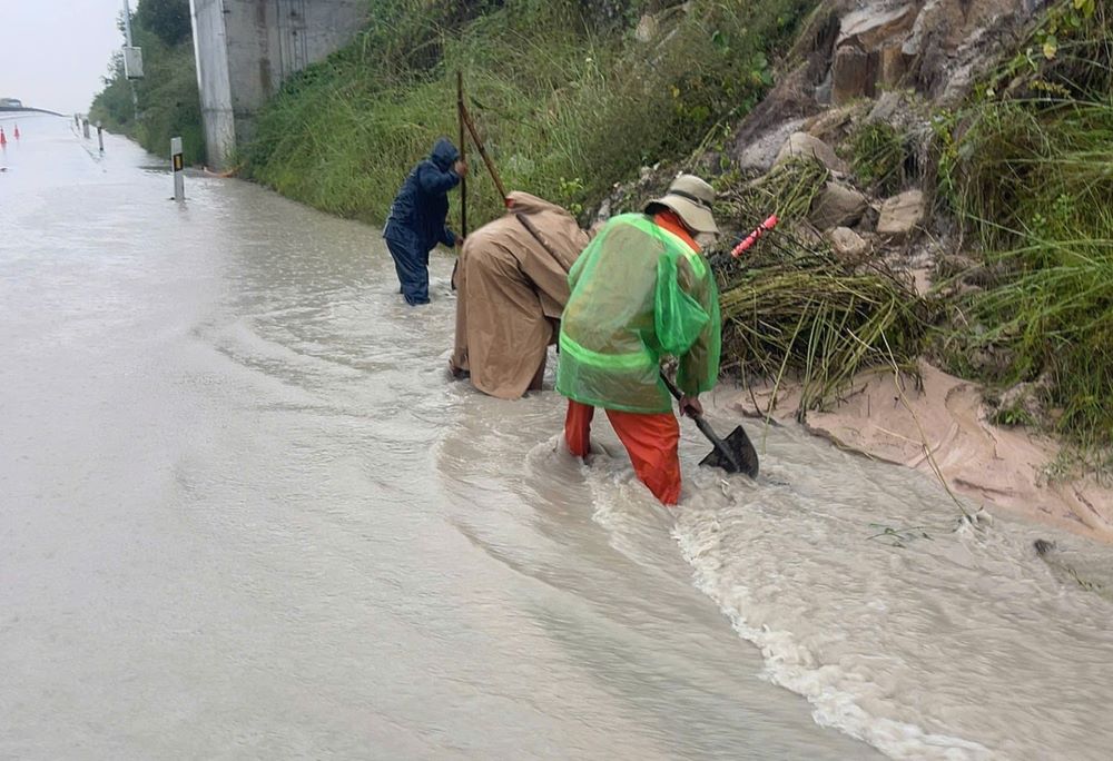 Khoi thong ranh thoat nuoc de giai phong luong nuoc mua u dong. Anh: Nguoi dan cung cap 