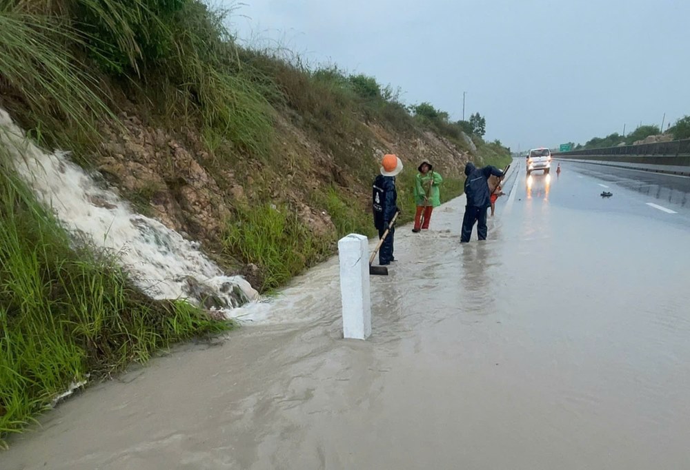 Nuoc mua tran xuong mai taluy, gay ngap nuoc mat duong va ranh thoat nuoc tren cao toc Vinh Hao - Phan Thiet. Anh: Pham Duy 