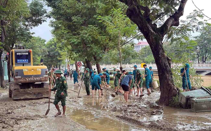 Forces participated in clearing mud after floods on Phan Chu Trinh Street. Photo: Vo Tien.