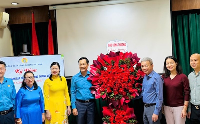 Celebrating the 18th anniversary of its establishment, the Vietnam Trade Union of Industry and Trade continues to innovate trade union activities for workers. Photo: Thuy Linh