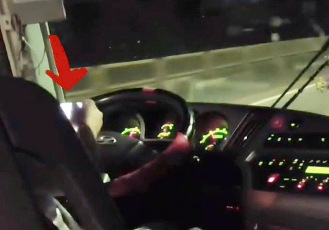 Make a record of the driver using a phone while driving from a clip provided by the people. Photo: Cut from clip