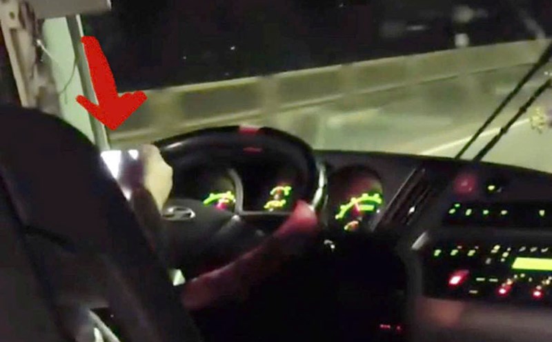 Make a record of the driver using a phone while driving from a clip provided by the people. Photo: Cut from clip