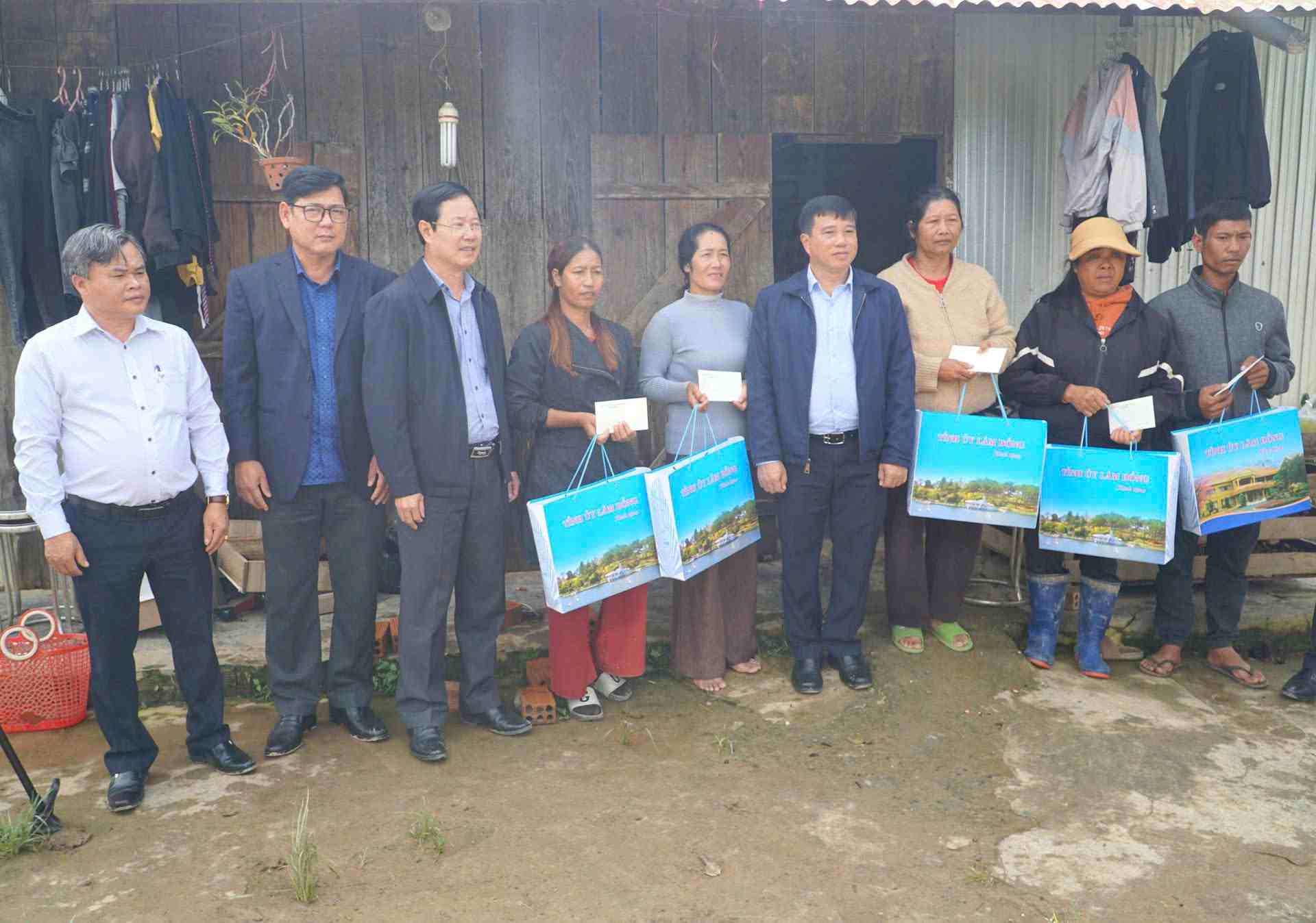 Bi thu Tinh uy Y Thanh Ha Nie Kdam cung lanh dao HDND, Uy ban MTTQ Viet Nam tinh Lam Dong... tang qua cho ba con bi anh huong do mua lu o xa Hiep Thanh. Anh: Phuc Khanh