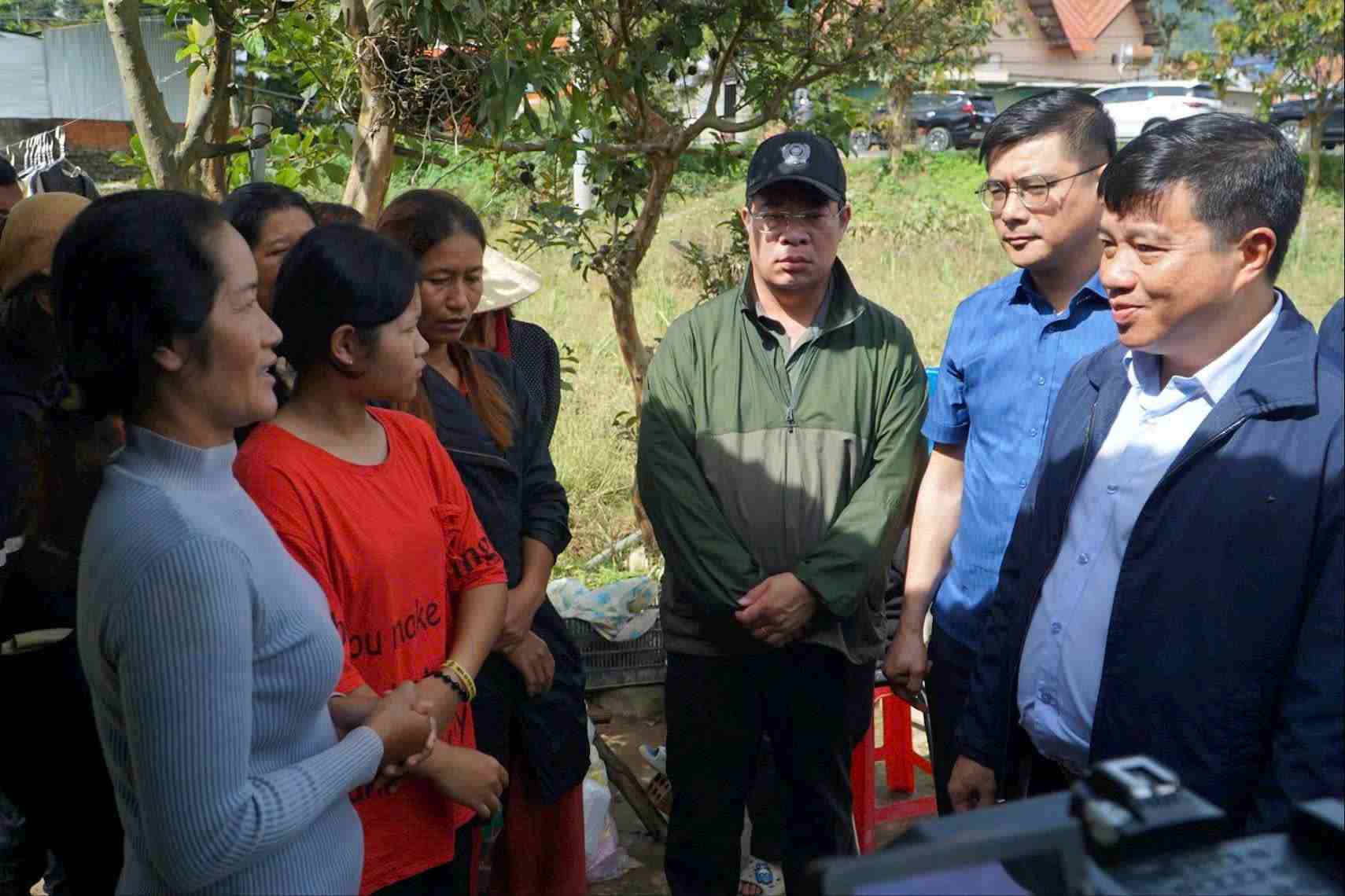 Lam Dong Provincial Party Secretary Thanh Ha Nie would like to respectfully visit the living and production situation of households affected by floods. Photo: Phuc Khanh