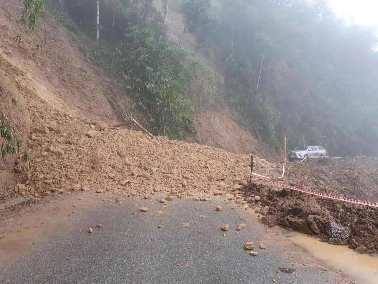 National Highway 16 was eroded in the section between Huoi Don village and Huoi Thang village (Huoi Tu commune, Nghe An). Photo: Ngoc Anh