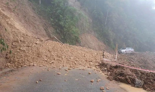 Quốc lộ 16 bị sạt lở tại đoạn giữa khu vực bản Huồi Đun và bản Huồi Thăng (xã Huồi Tụ, Nghệ An). Ảnh: Ngọc Anh