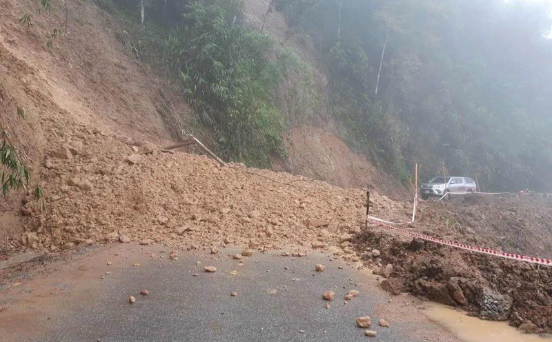 National Highway 16 was eroded in the section between Huoi Don village and Huoi Thang village (Huoi Tu commune, Nghe An). Photo: Ngoc Anh