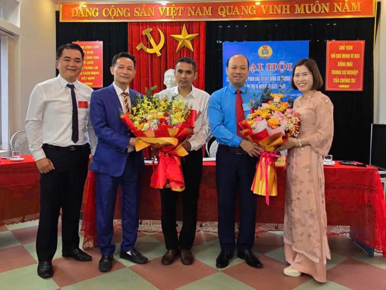 The Yen Bai Ward Trade Union and the company's leaders presented flowers to congratulate the Executive Committee of the Trade Union for the 2025-2030 term. Photo: Van Duc.