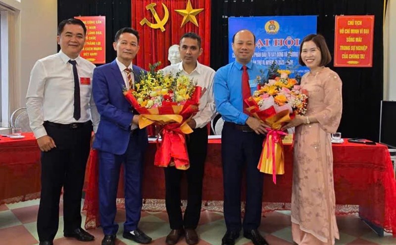 The Yen Bai Ward Trade Union and the company's leaders presented flowers to congratulate the Executive Committee of the Trade Union for the 2025-2030 term. Photo: Van Duc.
