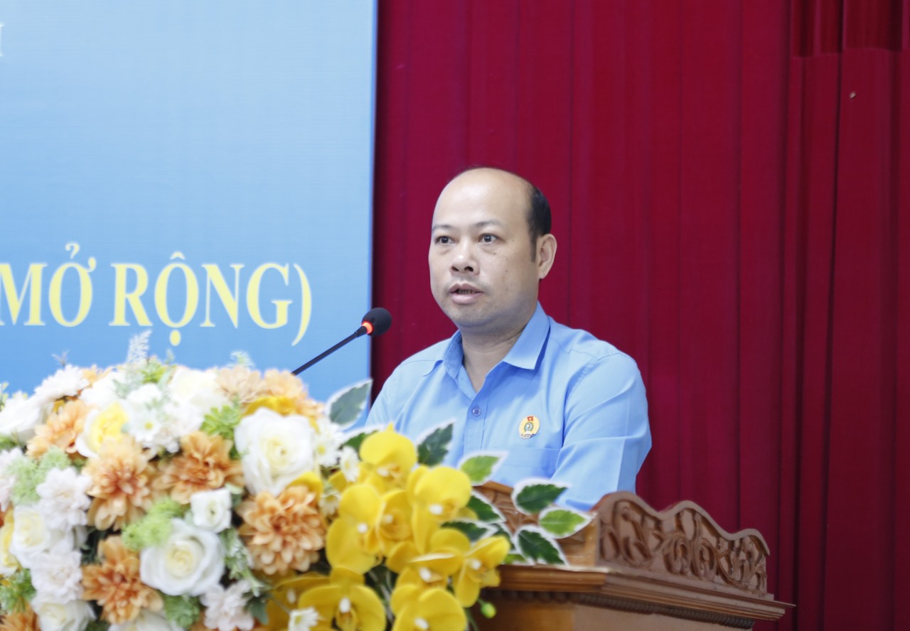 (anh 02: dong chi Tran Quoc Toan, Uy vien Ban Thuong vu LDLD tinh, Uy vien Ban Chap hanh Dang bo, Chu tich cong doan phuong Yen Bai tang hoa chuc mung Dai hoi)