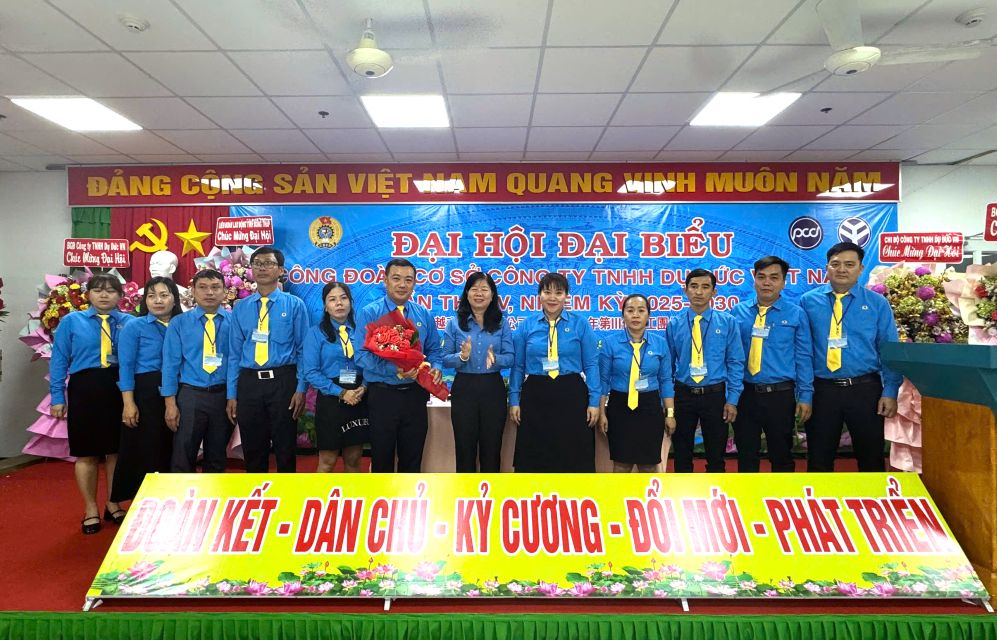 Chu tich LDLD tinh Dong Thap Huynh Thi Tuyet Vui tang hoa chuc mung Ban chap hanh CDCS nhiem ky moi. Anh: Thanh Mai