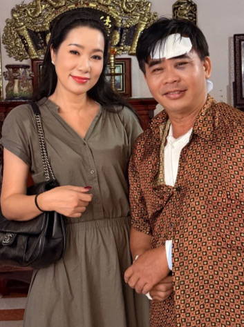 Nghe si Trinh Kim Chi ben canh dien vien Tran Chanh Thuan. Anh cat tu video