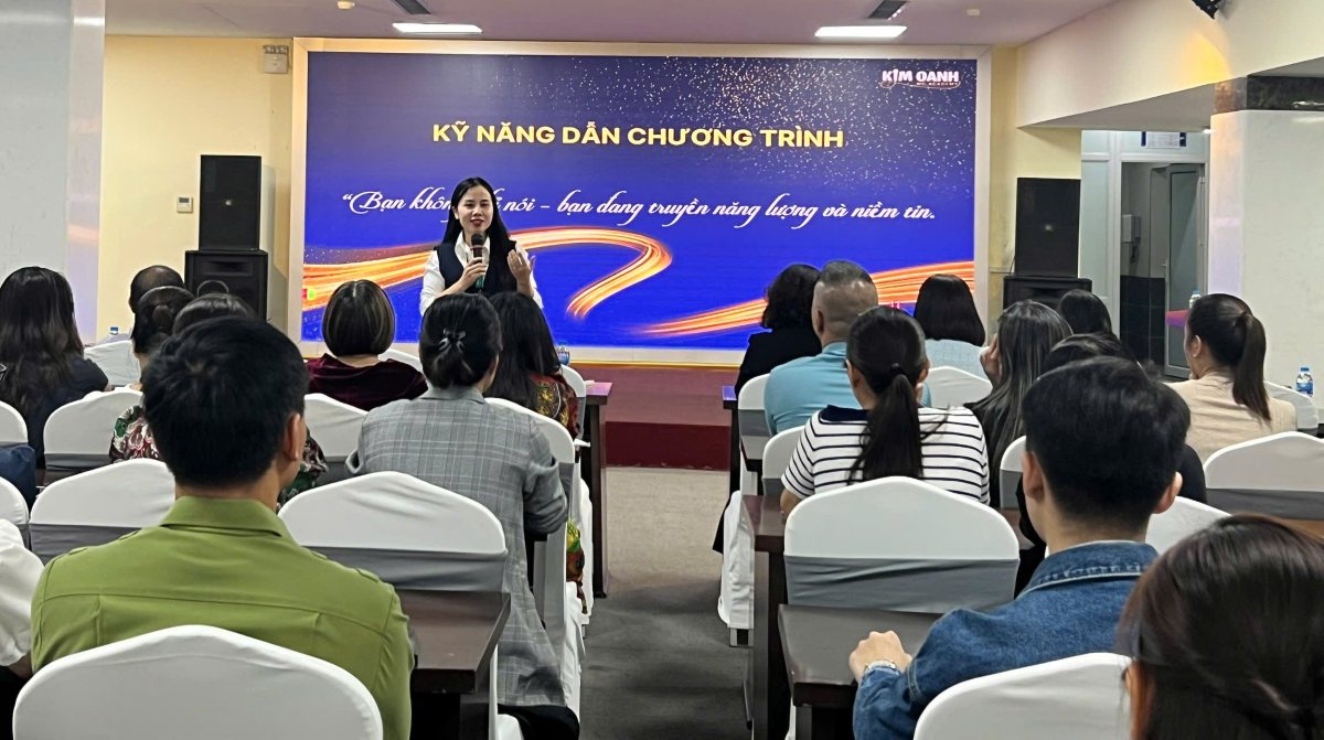 ハイフォン市組合員向けの接待スキルに関する役立つクラス。写真: ベトガ