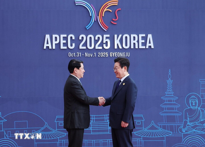 President of South Korea Lee Jae Myung welcomed Politburo member and President Luong Cuong to attend the 32nd Asia-Pacific Economic Cooperation (APEC) Summit on October 31. Photo: VNA