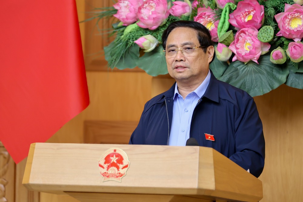Politburo member and Prime Minister Pham Minh Chinh requested the urgent issuance of a decree guiding the policy of supporting 2% interest rates for businesses to borrow capital. Photo: VGP