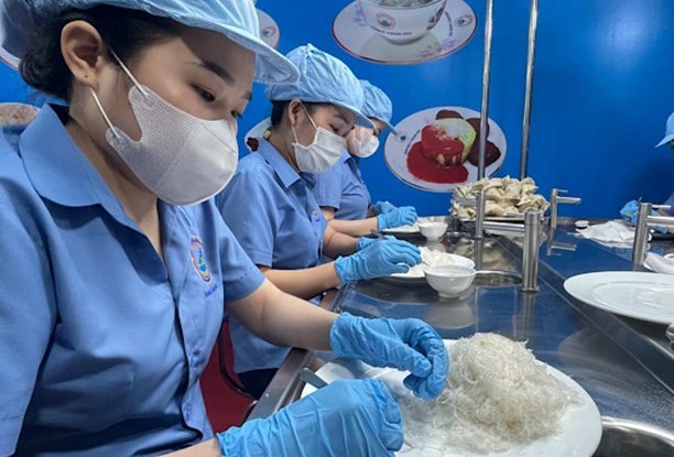 カインホアツバメの巣は、中国への輸出市場で自社ブランドを確立しています。写真: フォン・リン