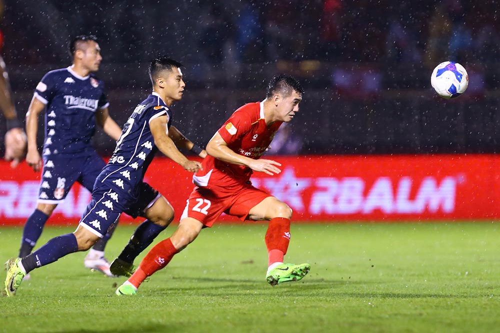 Cong an TPHCM no luc nhung phut cuoi tran nhung van bat luc va chap nhan that bai chung cuoc 1-2. Voi tran thua nay, Cong an TPHCM dung hang 5 voi 14 diem. Trong khi do, Hai Phong tam vuot qua The Cong Viettel de vuon len hang 3 voi 17 diem.