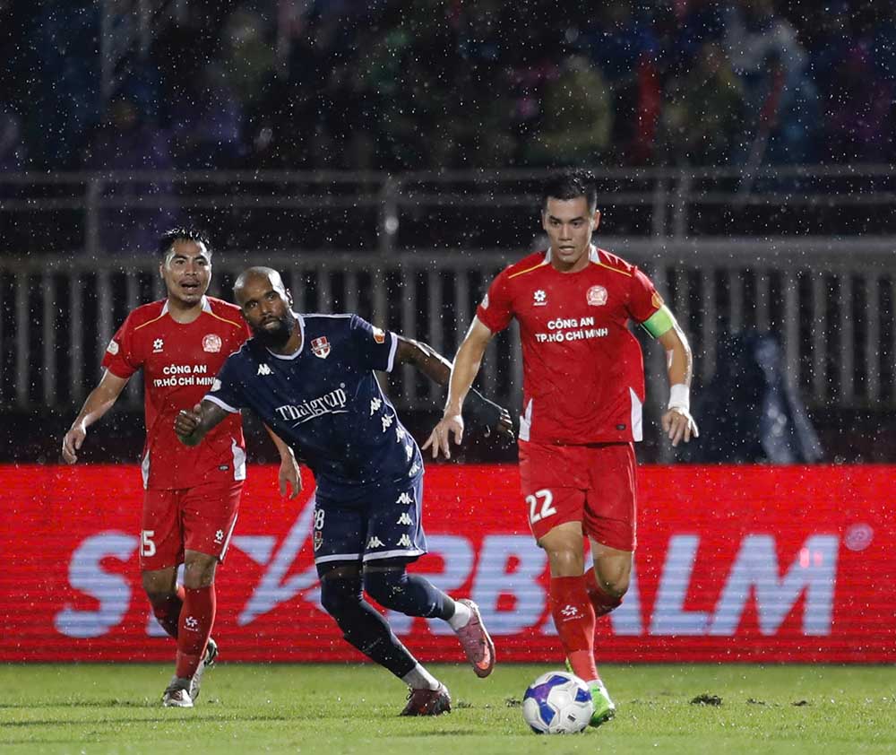 Sau ban thang som, Cong an TPHCM van chiem linh the tran va tao ra khong it co hoi. Tuy nhien, cac chan sut tren hang cong cua doi chu san Thong Nhat khong the chuyen hoa thanh ban thang.