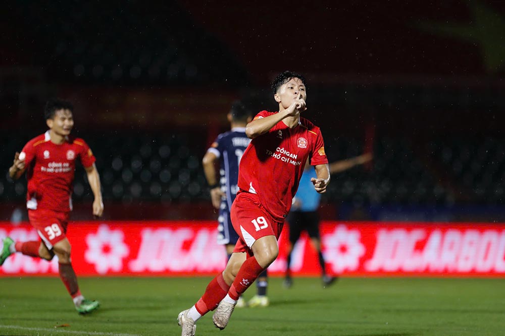 Doi bong cua huan luyen vien Le Huynh Duc co khoi dau khong the tot hon khi som ghi ban mo ti so o phut 11 khi Nguyen Thai Quoc Cuong danh dau can thanh ha guc thu mon Dinh Trieu.
