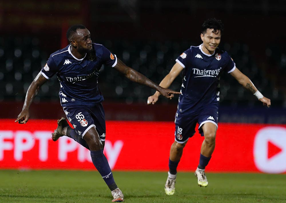 Chi trong 5 phut tu phut 59 den 65, Hai Phong lien tiep ghi 2 ban de vuon len dan nguoc 2-1. Fred Friday (so 7) va Tagueu la 2 cau thu ghi ban cho doi bong dat cang.