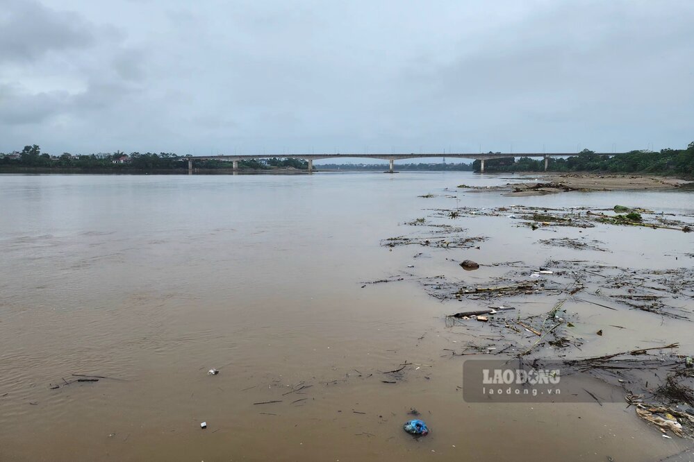 Tai khu vuc cau Ngoc Thap, nuoc song rut, long song da nho hep lai. Anh: To Cong.