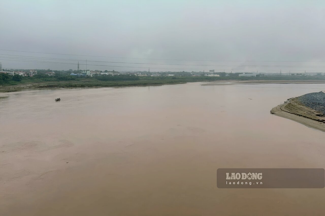 Dung tren cau Phong Chau, co the thay phia xa cac con cat doc song bat dau xuat hien. Anh: To Cong.