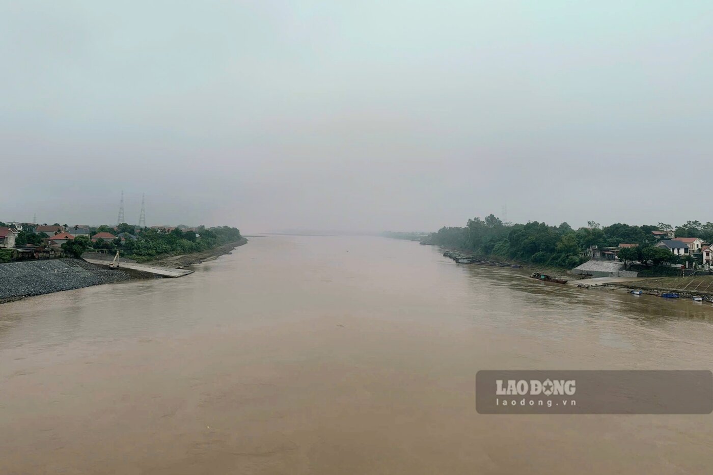 It can be seen that the water level of the Red River in the Phong Chau Bridge area has receded. Photo: To Cong.