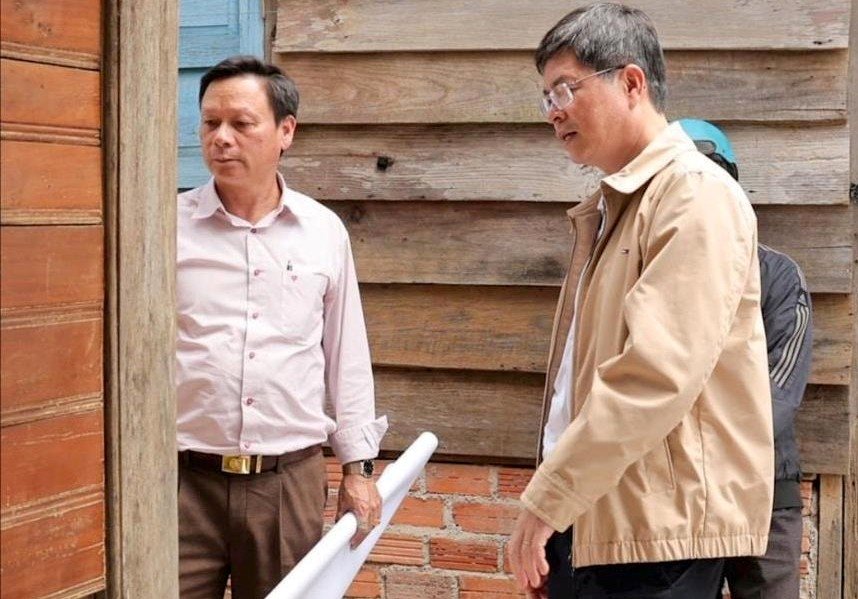 Lam Dong 지방 인민위원회 부위원장 Nguyen Hong Hai가 지방을 통과하는 두 고속도로 프로젝트의 부지 정리 진행 상황을 점검합니다. 사진: Nguyen Nghia