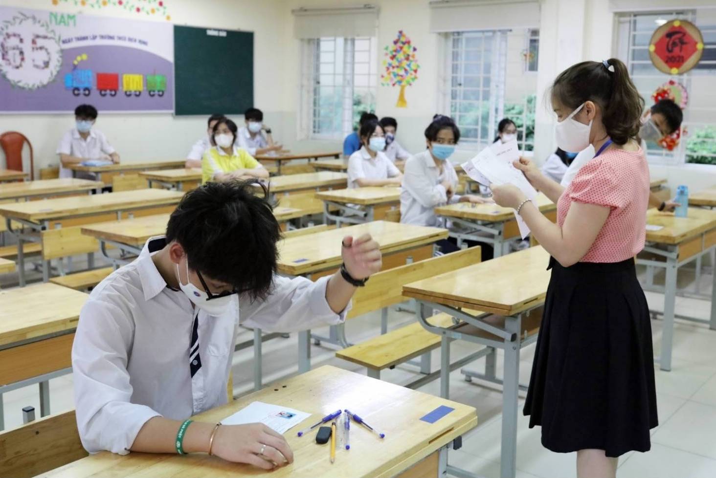 The draft Decree regulating salary policies and allowances for teachers clearly states the levels of heavy, toxic, and dangerous allowances. Photo: Hai Nguyen