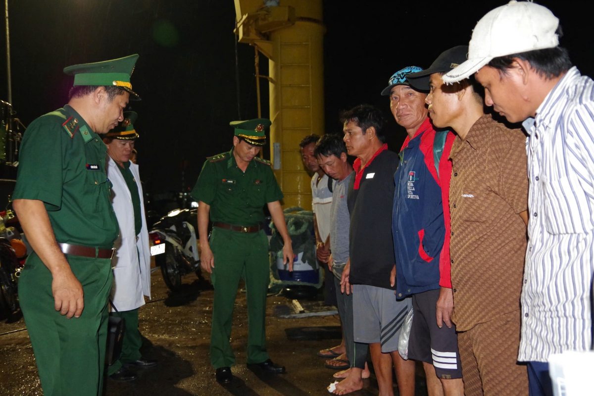The crew of the two sunken fishing boats were brought safely to shore. Photo: Border Guard
