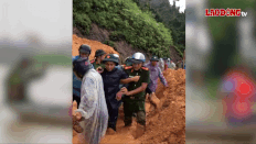 Police officers and soldiers in Da Nang braced to overcome the landslide and arrived at the hospital safely. Photo: City Police
