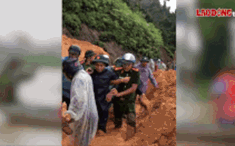 Police officers and soldiers in Da Nang braced to overcome the landslide and arrived at the hospital safely. Photo: City Police