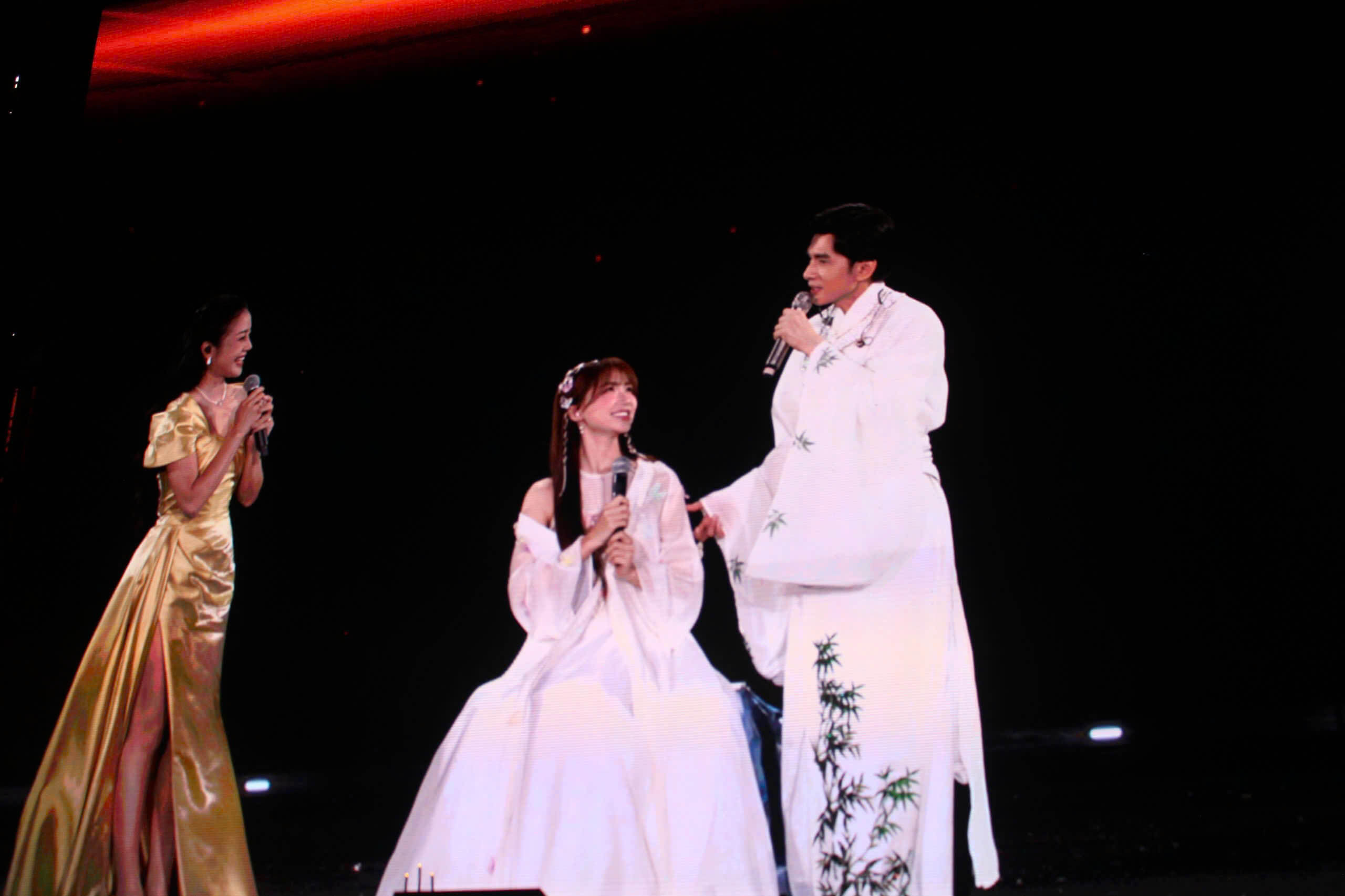 Ca si Dan Truong song ca voi Hoa Minzy tai live concert. Anh: Le Tuyen