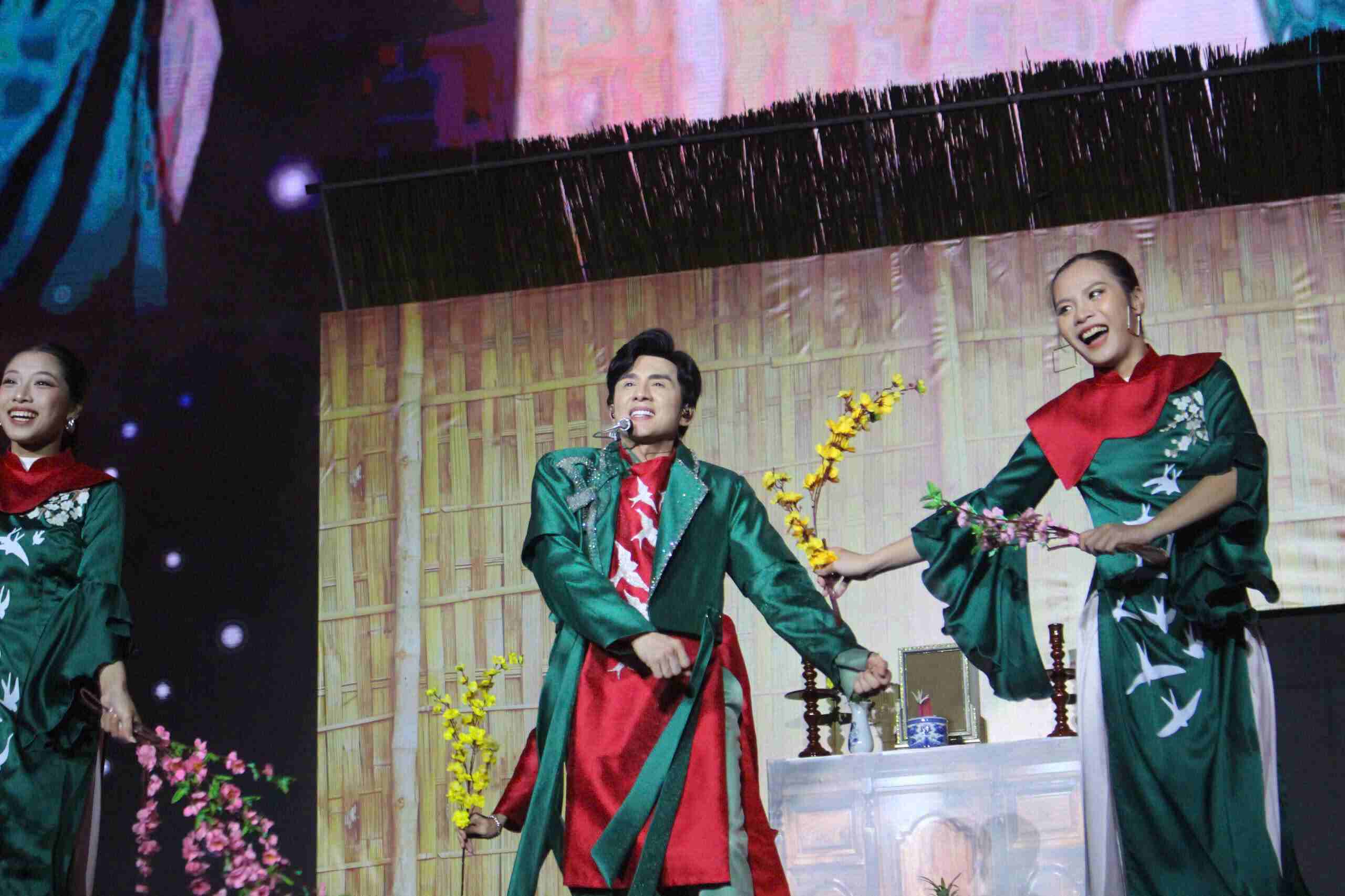 Ca si Dan Truong rang ro tai live concert “Dan Truong 30 nam - Dau an thanh thanh xuan“. Anh: Le Tuyen