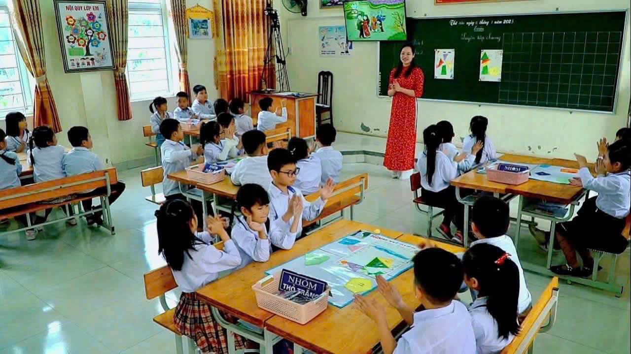 ハイフォン市のタックコイ小学校で授業中に生徒たちを熱心に指導するヴー・ティ・トゥ・チャン教師。写真: グエン・トゥオン