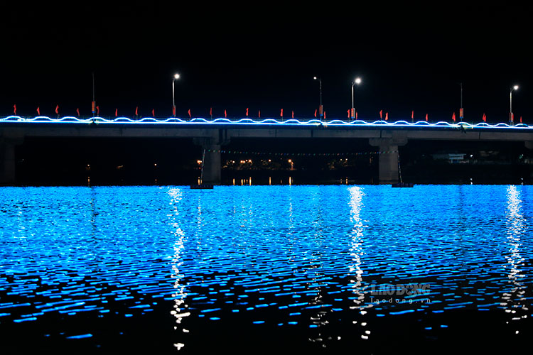 Sac mau lung linh, ruc ro tren long ho thuy dien song Da.